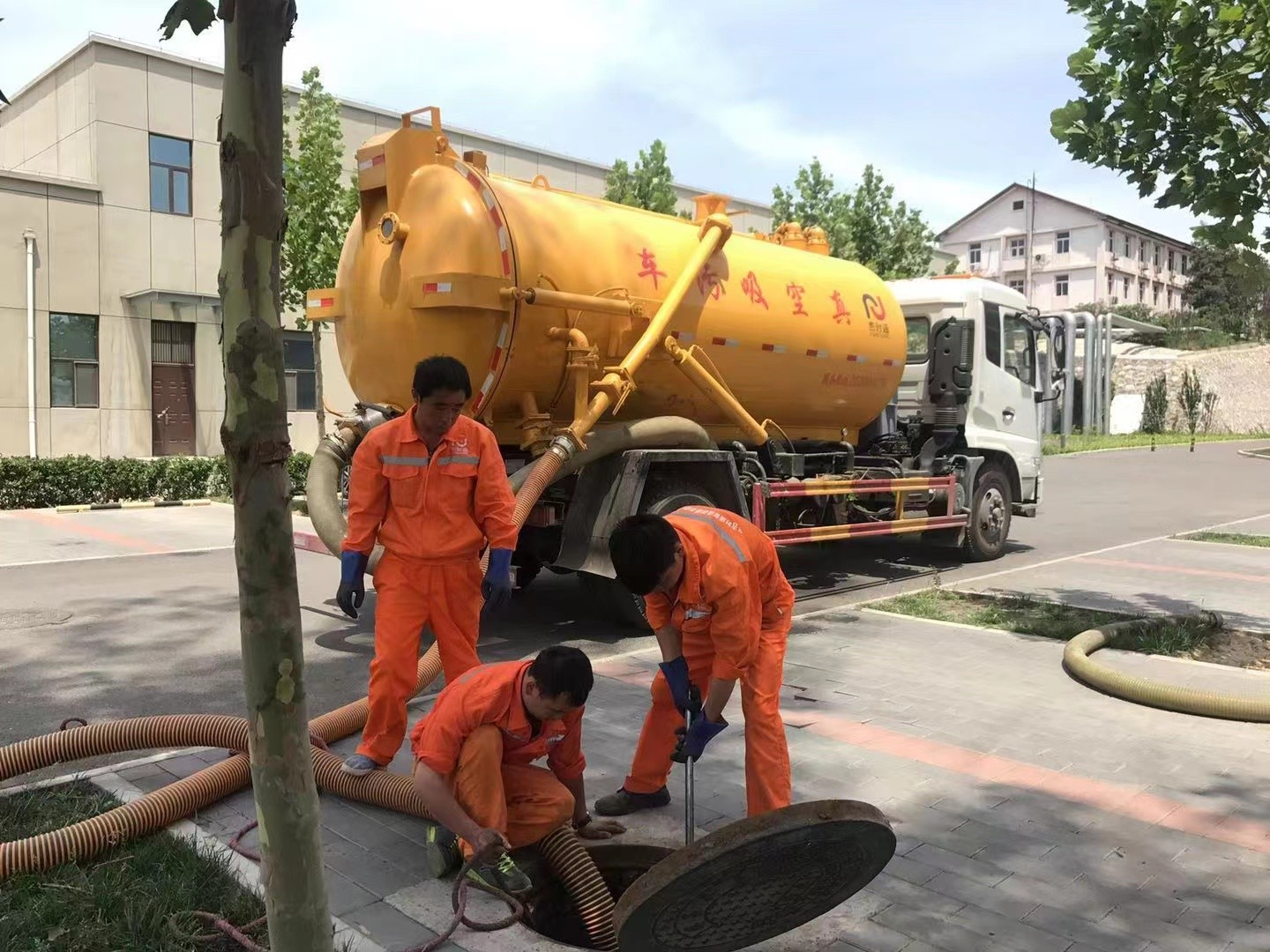 新平管道疏通车停在窨井附近