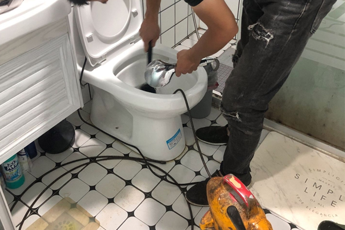 新平马桶堵塞自己疏通还是找师傅？专业上门服务让你省时更省心